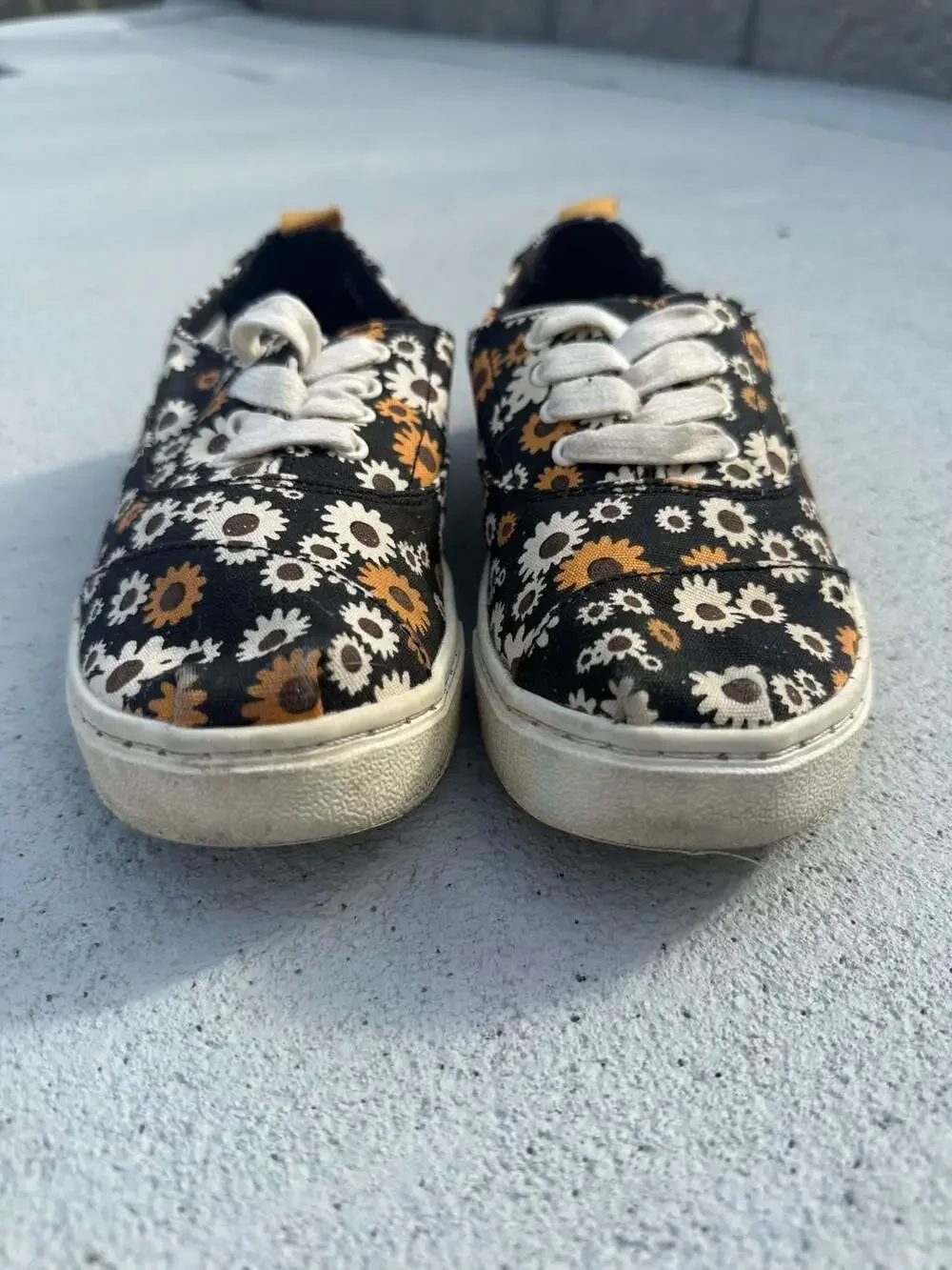 TOMS Black and Yellow Floral Daisy Kids Sneakers Size 2